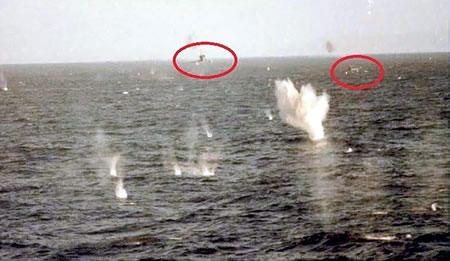 El impresionante ataque de dos aviones A4-B (del capitán Pablo Carballo y el alférez Carlos Rinke) fotografiado desde un buque británico en mayo de 1982